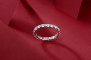 Éternelle Majesté Moissanite Band on a red background